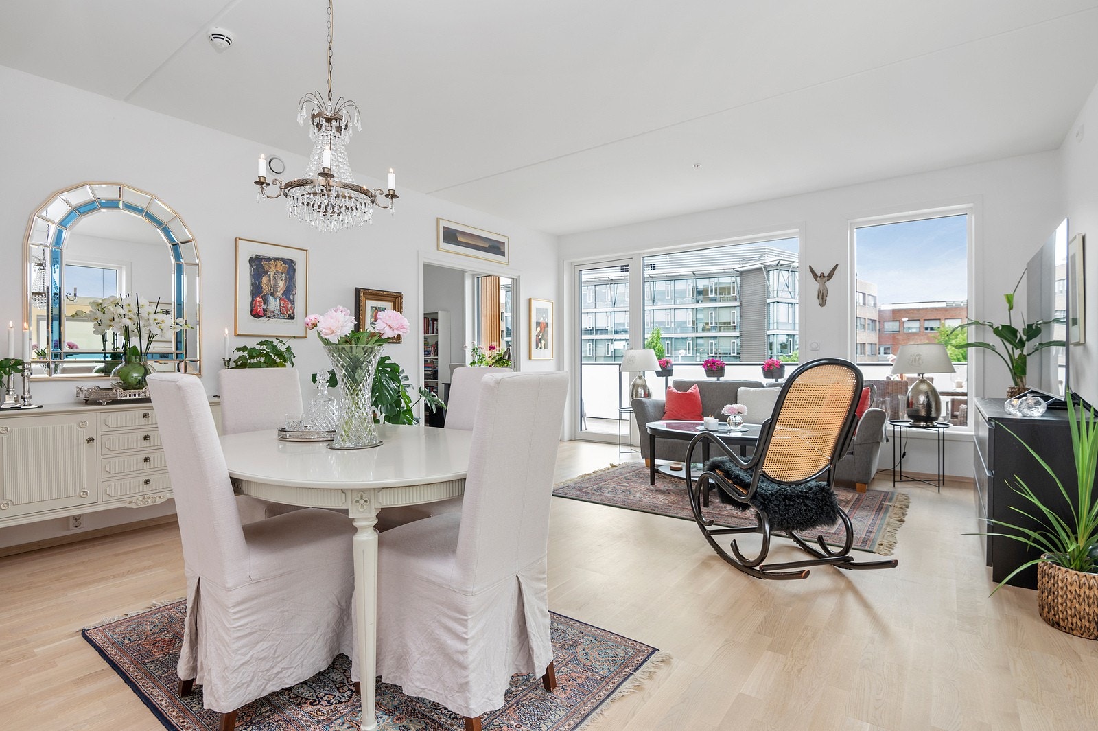 TV, internett, kommunale avgifter, fjernvarme, parkering, renter fellesgjeld, avsetning vedlikehold, felles byggforsikring mm. er inkludert i de månedlige felleskostnadene. Galleribilde