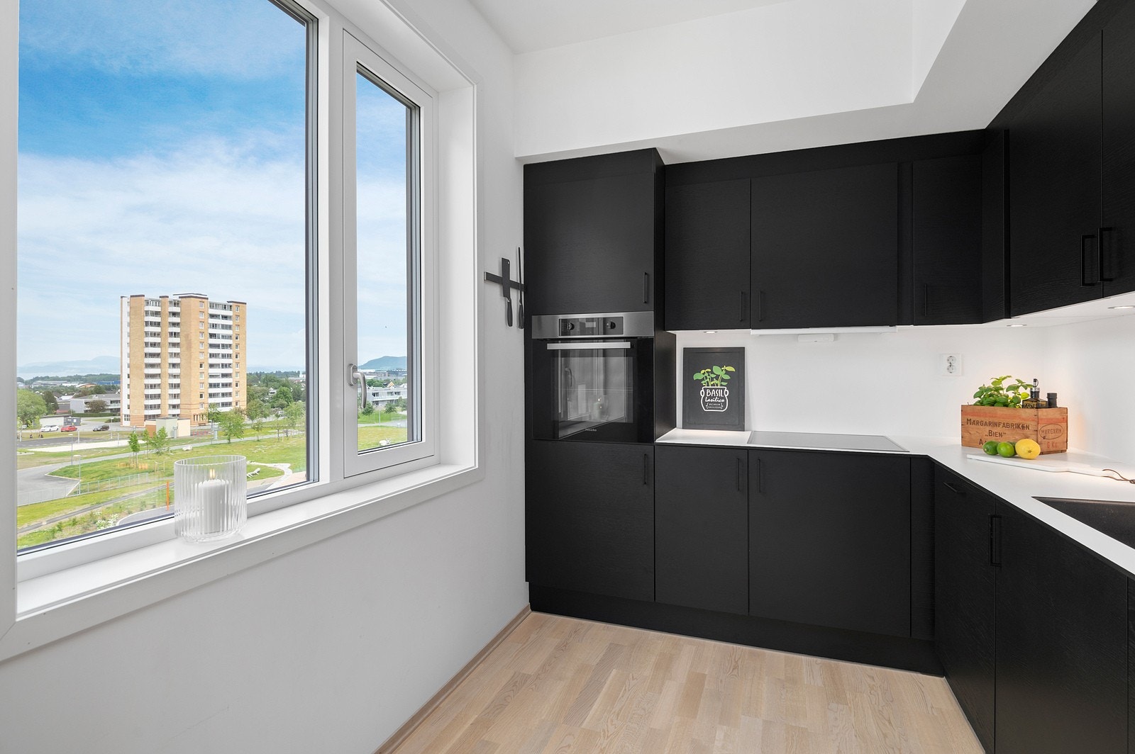 Integrerte hvitevarer fra Miele medfølger naturligvis handelen. På kjøkkenet er det downlights som gir et godt arbeidslys. Galleribilde