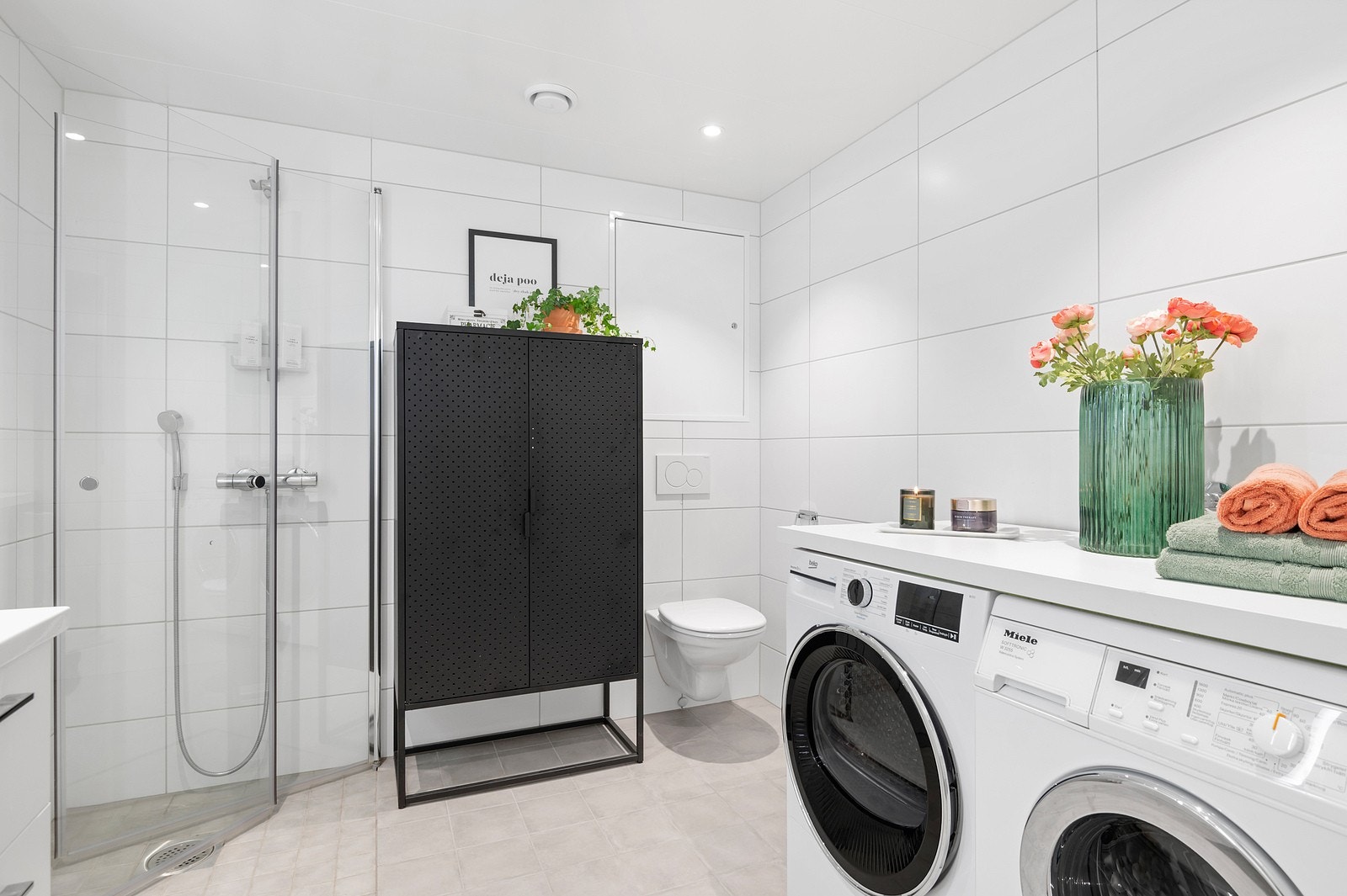 Her får du kvaliteter som downlights i himling, varme i gulv, innfellbare dusjdører, vegghengt toalett og opplegg for vaskemaskin. Galleribilde