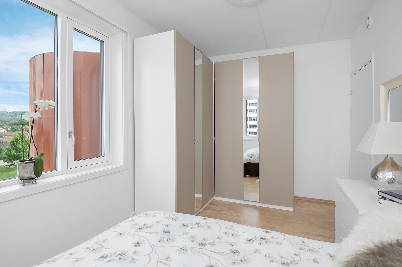 Garderobeskapet medfølger handelen. Galleribilde