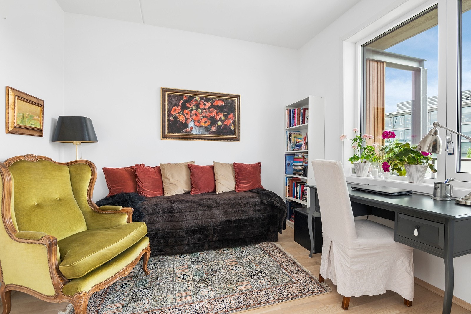 Dagens eiere har benyttet dette rommet som en ekstra stue. Galleribilde