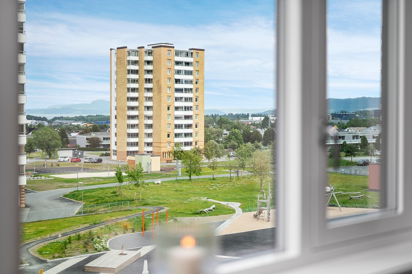 Leiligheten har en god beliggenhet på Valentinlyst med nærhet til alt man trenger av servicefasiliteter. I nærområdet finner man dagligvarehandel, apotek, vinmonopol, treningssenter mm. Galleribilde