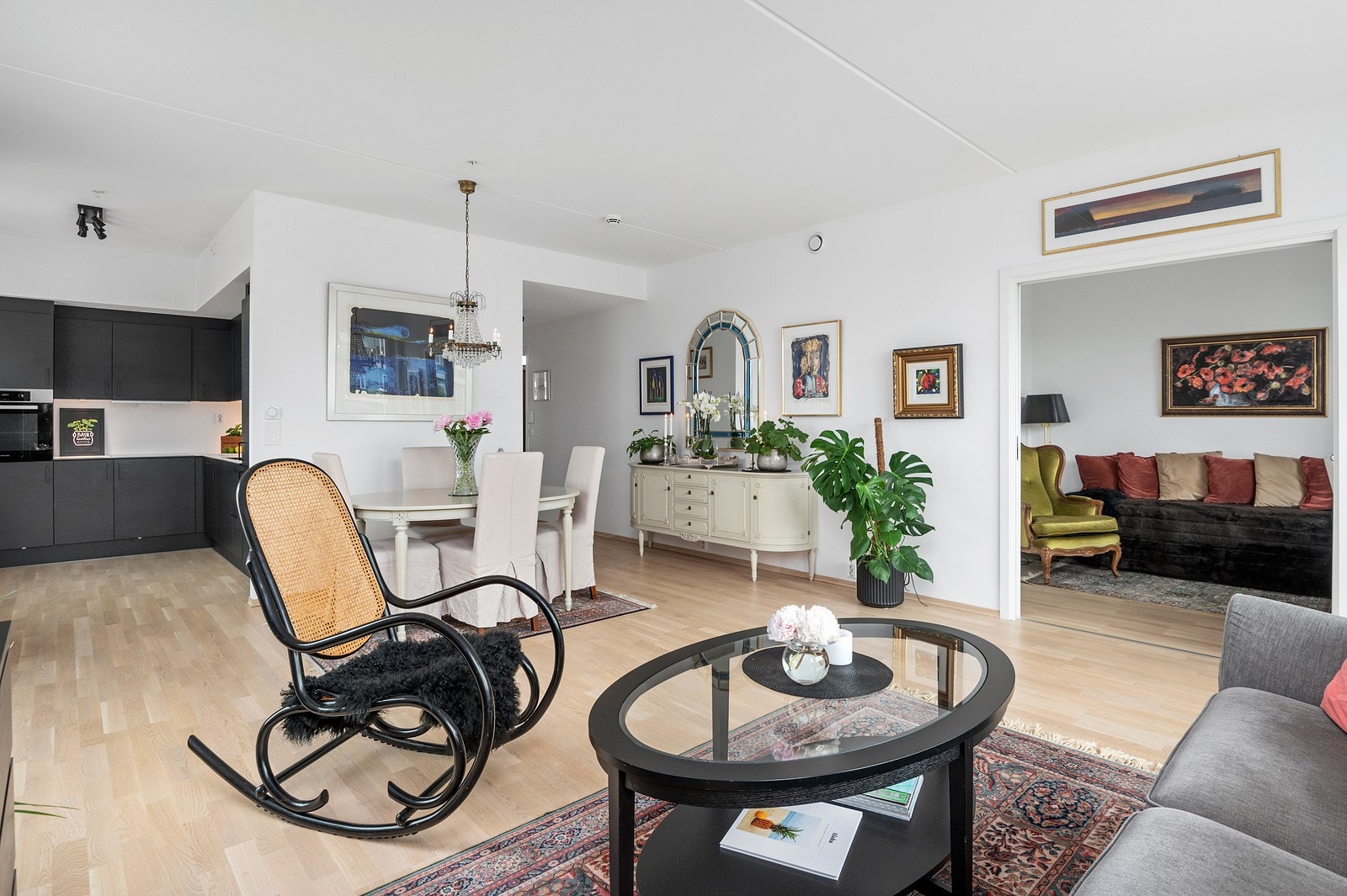 Leiligheten holder en gjennomgående moderne standard fra byggeår 2022 hvor takstmann har vurdert samtlige punkter til tilstandsgrad 0. Leiligheten anses dermed å holde en gjennomgående god standard. Galleribilde