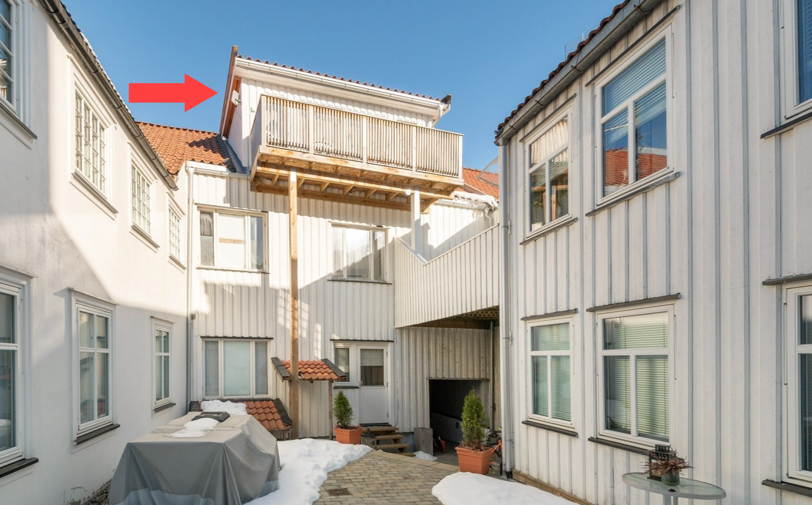 Bakgården ble renovert i 2021 med beleggningsstein. Her blir det satt ut hyggelige sittegrupper på sommerstid. Galleribilde