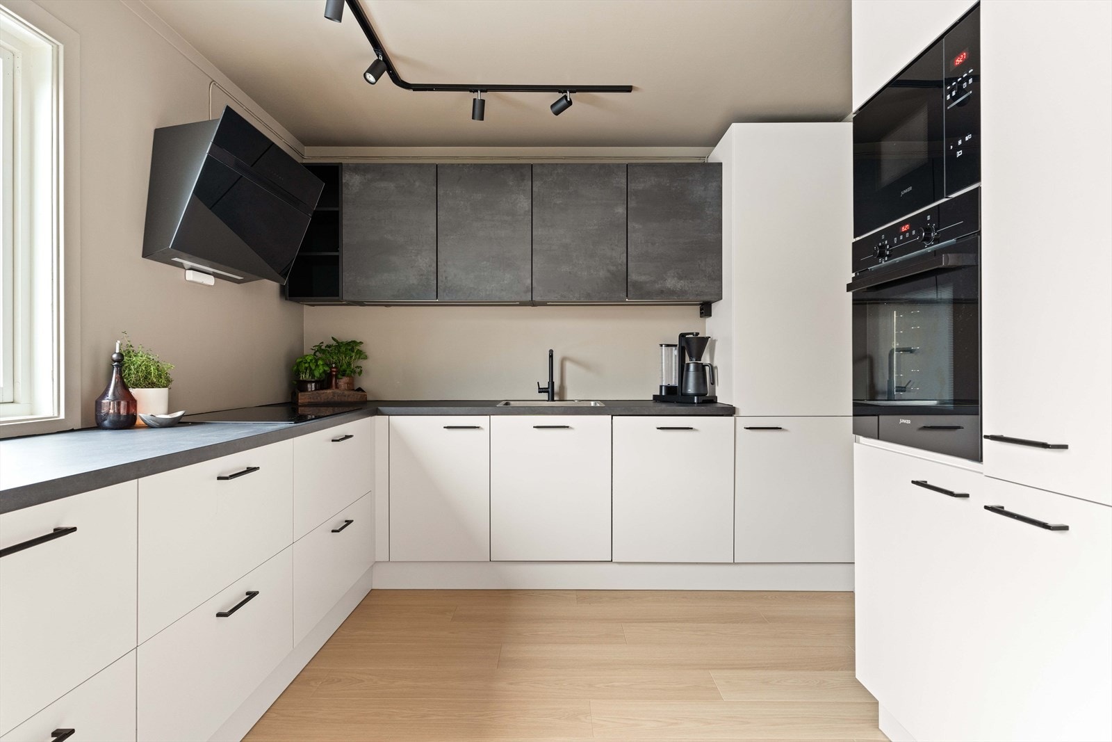 Nytt kjøkken (2025) - moderne og stilrent Galleribilde