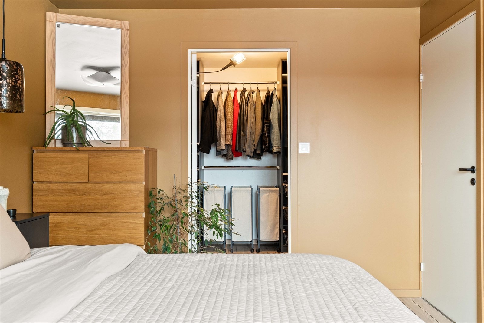 Tilknyttet walk-in-closet Galleribilde