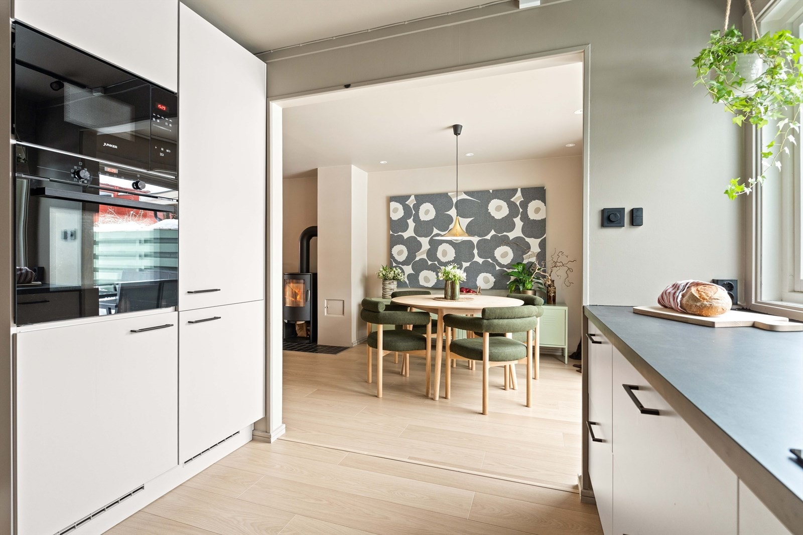 Sosial løsning mellom stue og kjøkken Galleribilde