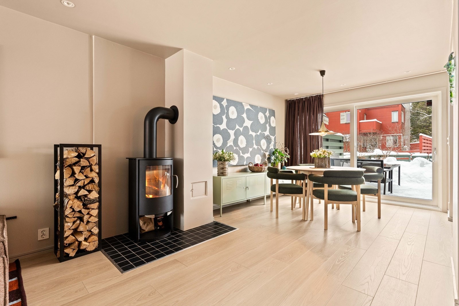 Spisestue med naturlig plass til stort spisebord Galleribilde