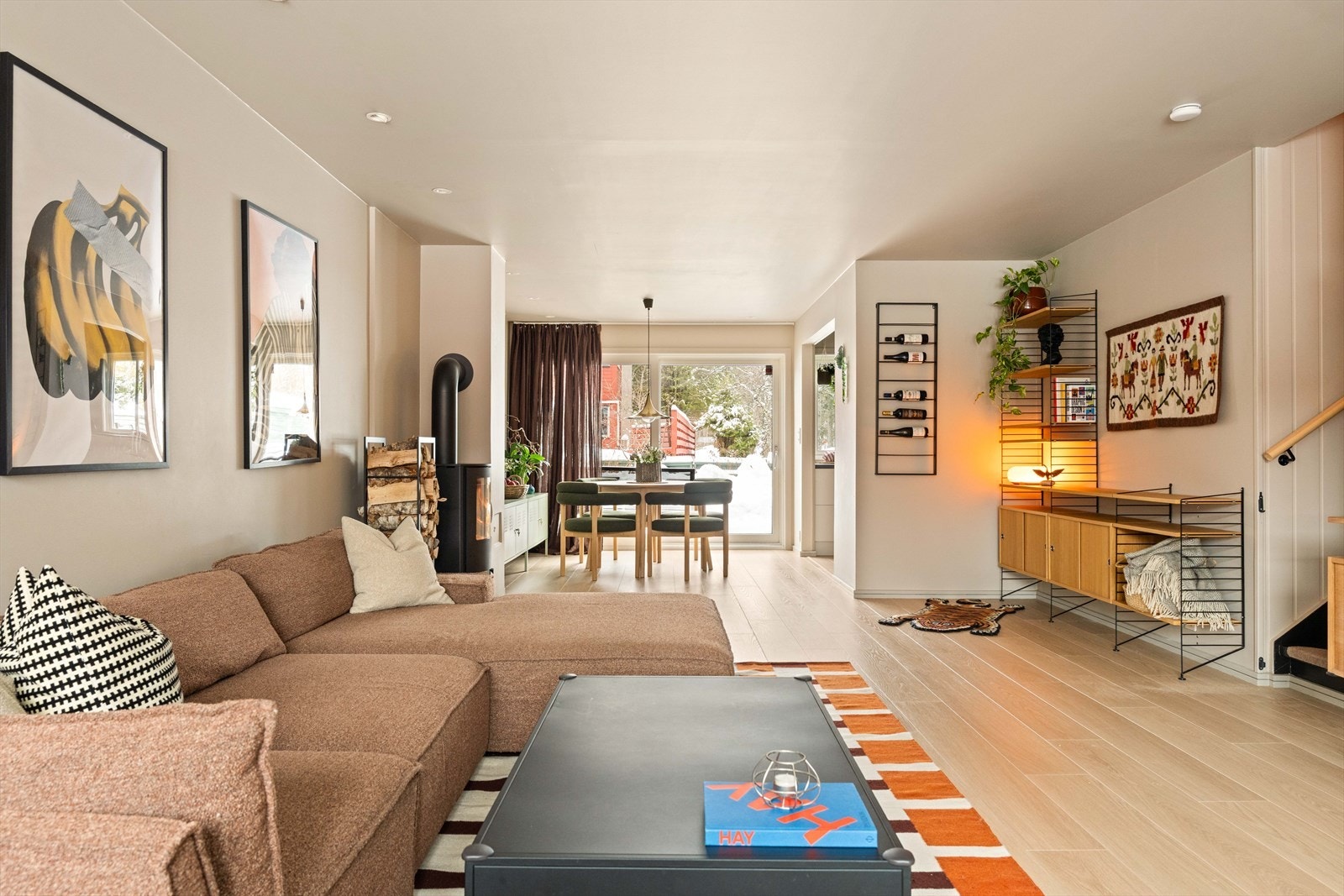 Stue med utgang til markterrasse og hage Galleribilde