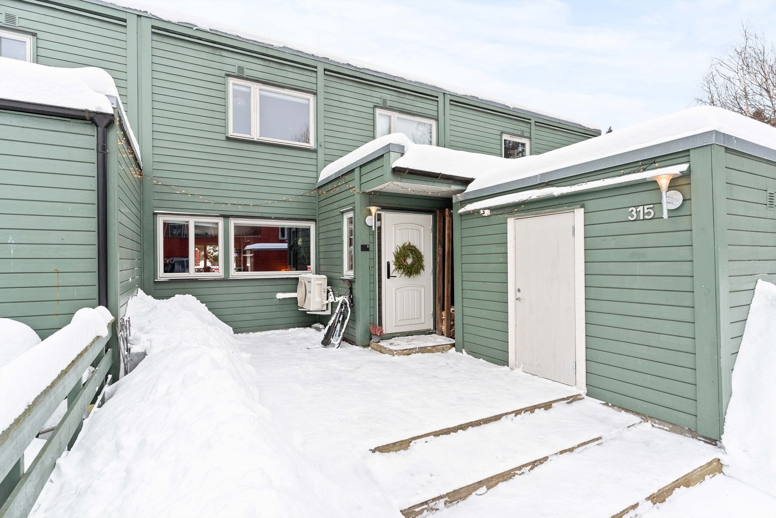 Fasade med hyggelig inngangsparti Galleribilde