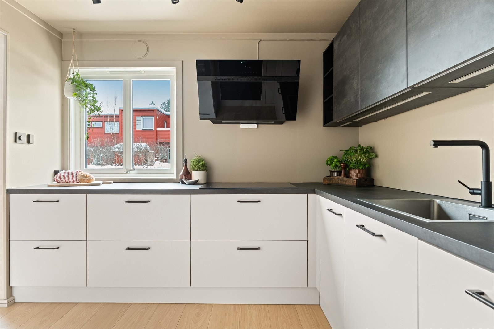 Kjøkkenet er perfekt for både hverdag og selskap Galleribilde