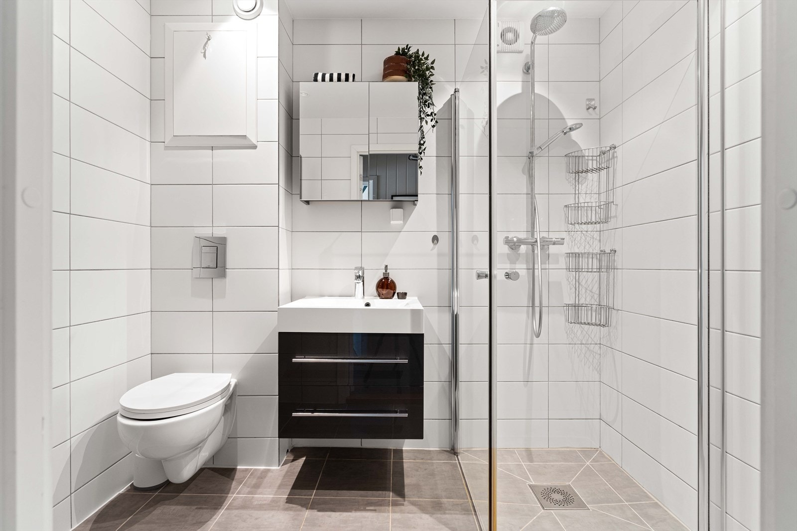 Bad - delikat og flislagt Galleribilde