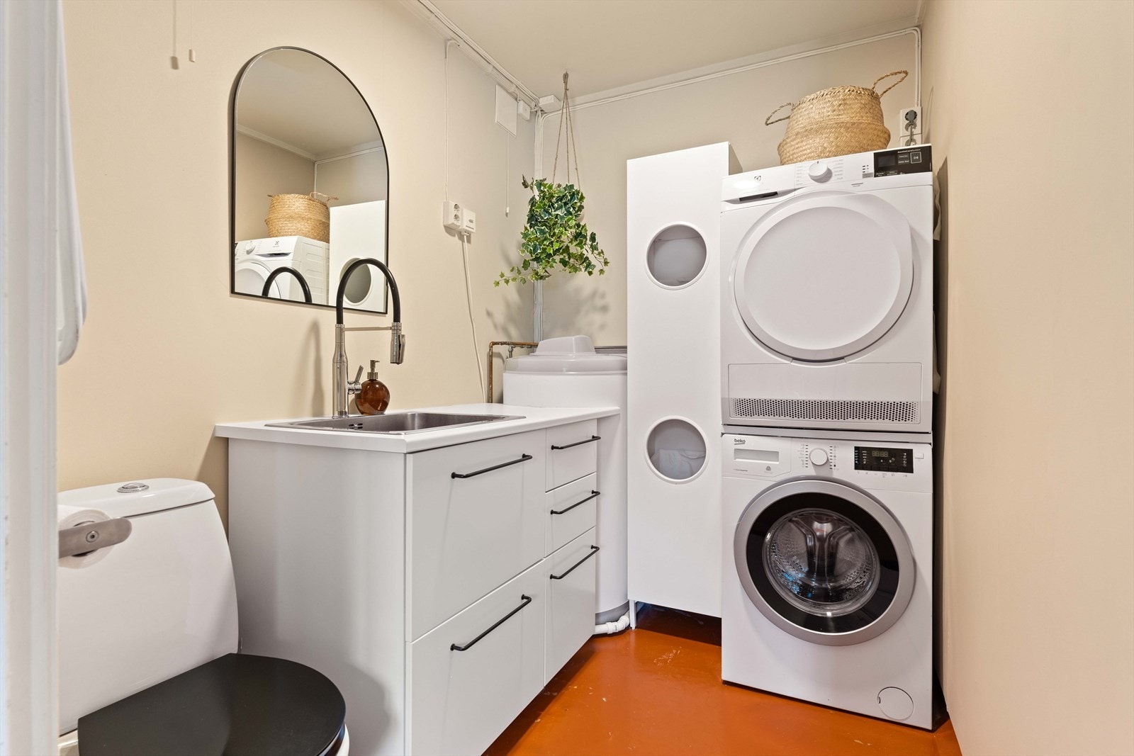 Vaskerom ligger praktisk til i 1. etasje, med toalett i tillegg. Galleribilde