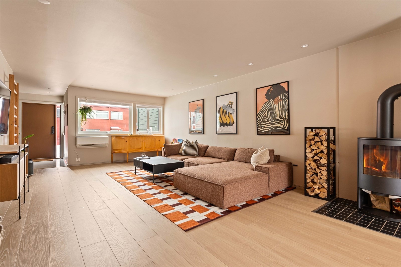 Stuen har god plass til sofagruppe og TV-sone Galleribilde