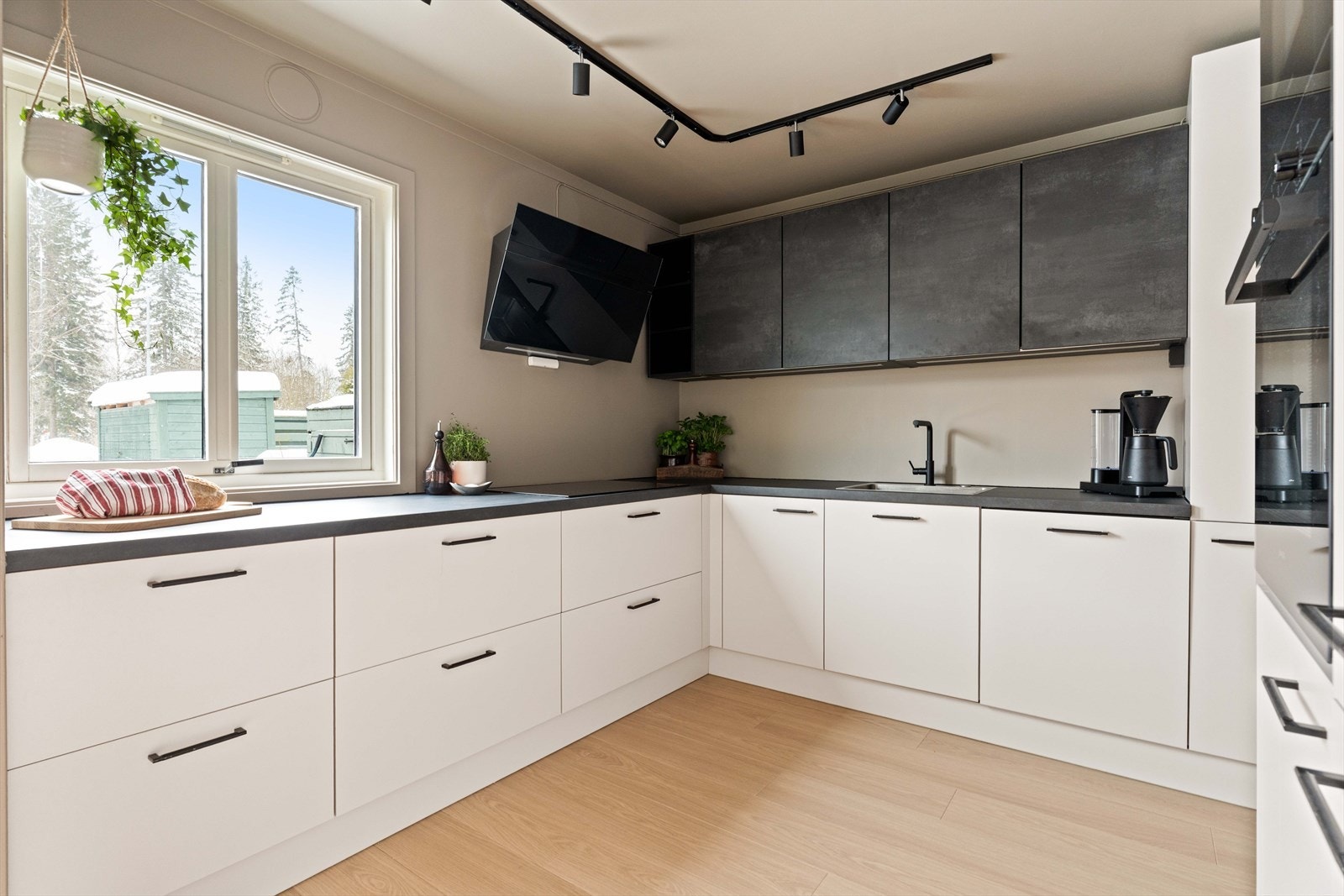 Kjøkken med gode arbeidsflater og oppbevaring Galleribilde