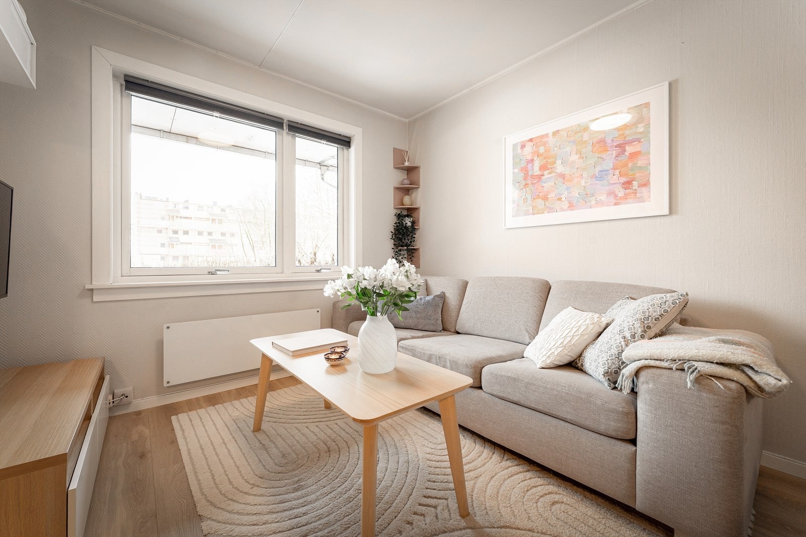 Leiligheten fremstår lys, moderne og innbydende med stilrene materialvalg, og er en perfekt inngangsbillett til boligmarkedet. Galleribilde