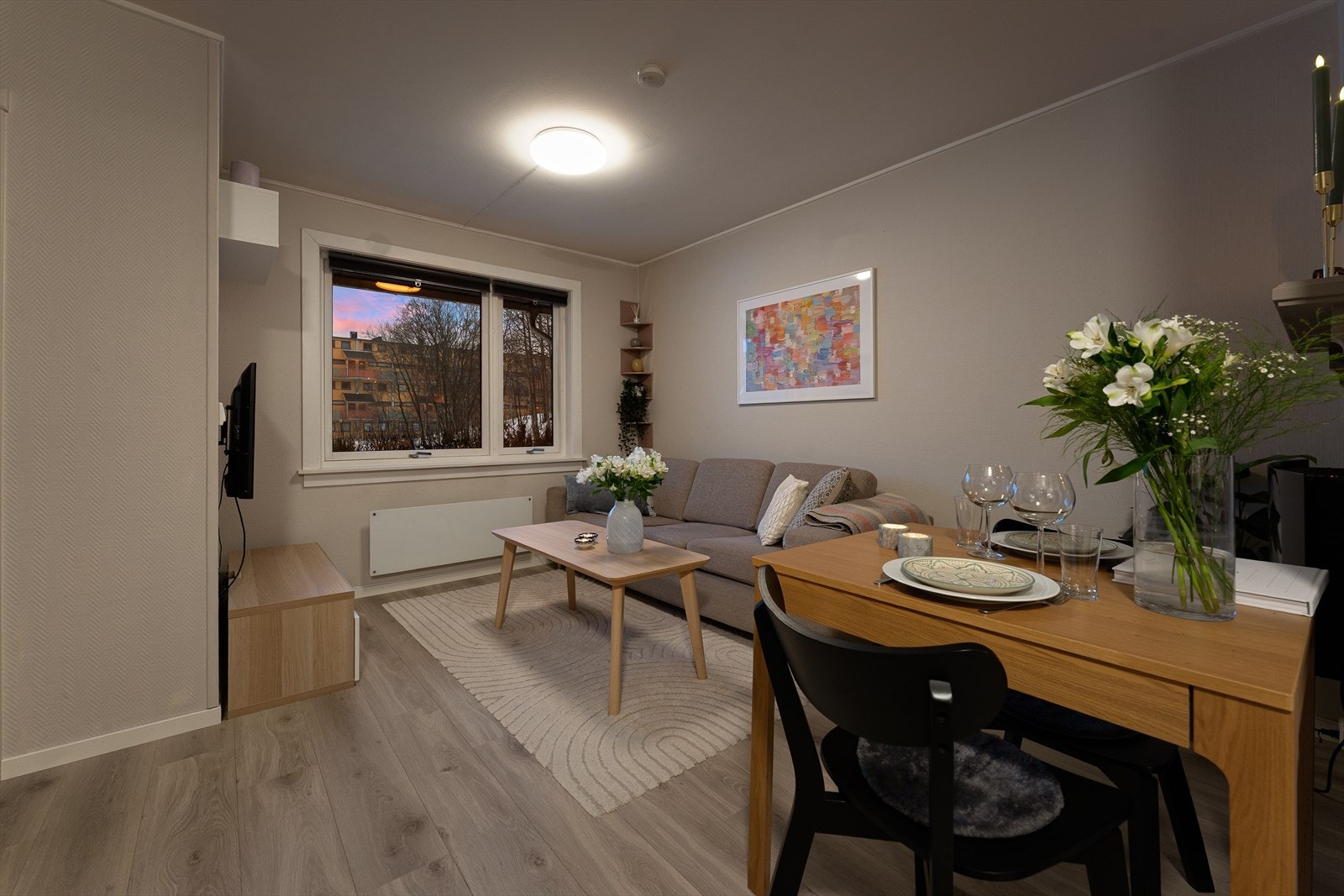 Stuen har gode innredningsmuligheter for sofagruppe, spisebord og tv-møblement. Galleribilde