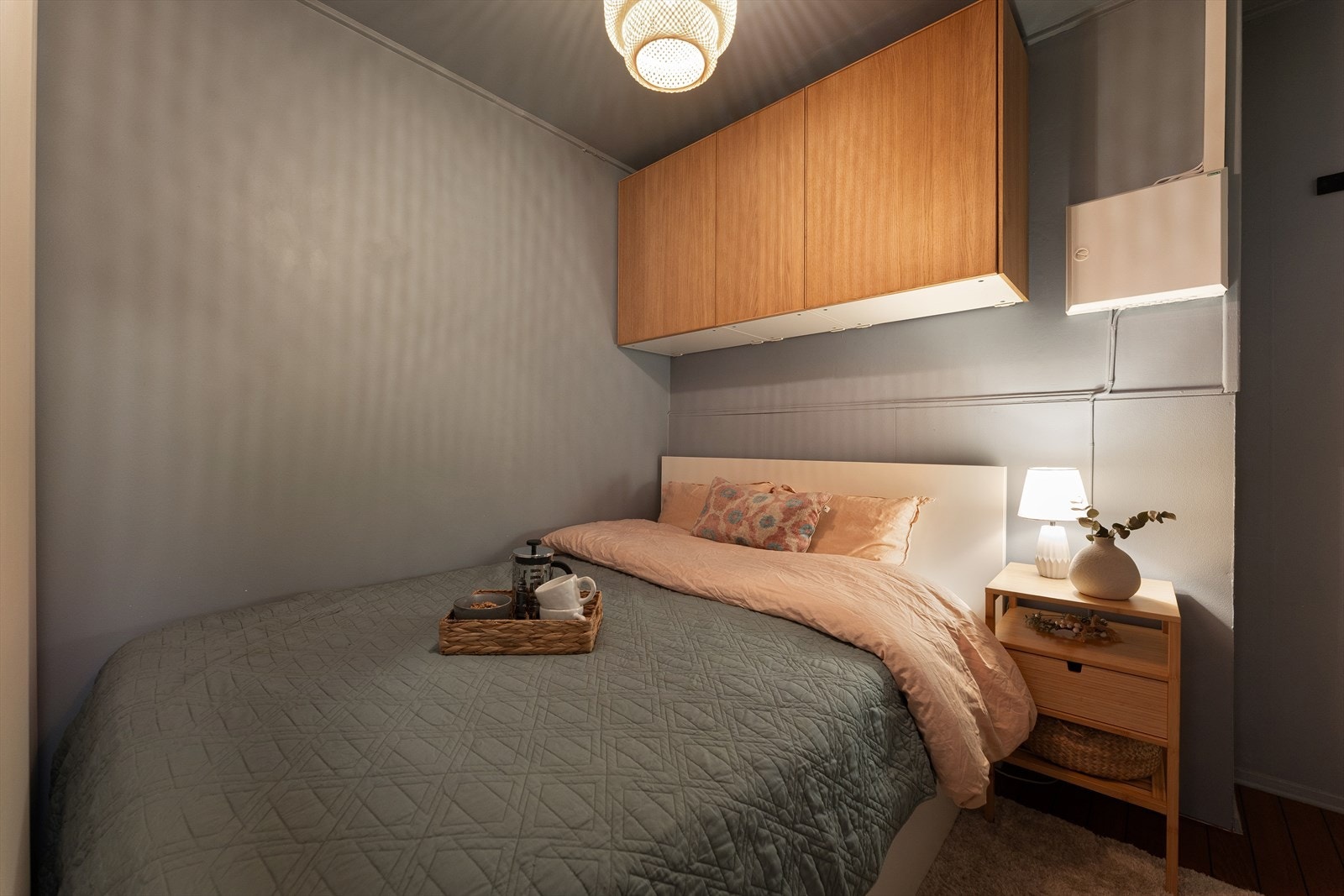 Sovealkove med plass til seng og garderobeskap og skyvedørsgarderobe. Galleribilde