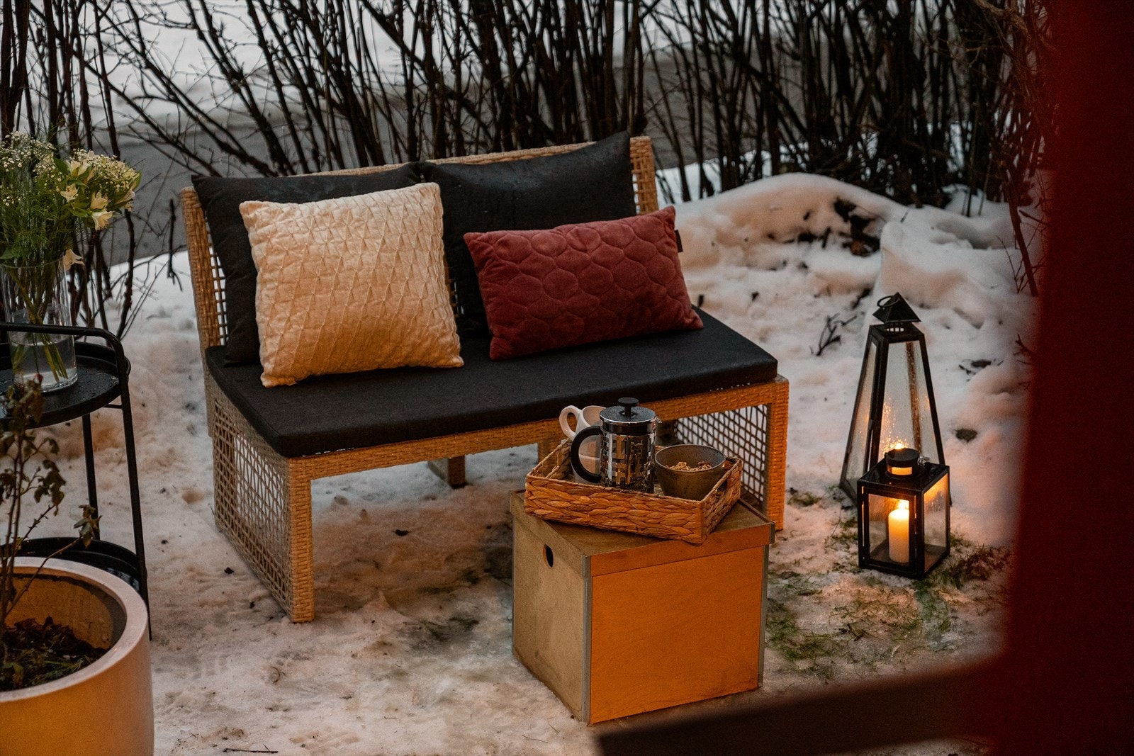 Solrik terrasse og hage, en flott forlengelse av oppholdsrommet. Galleribilde