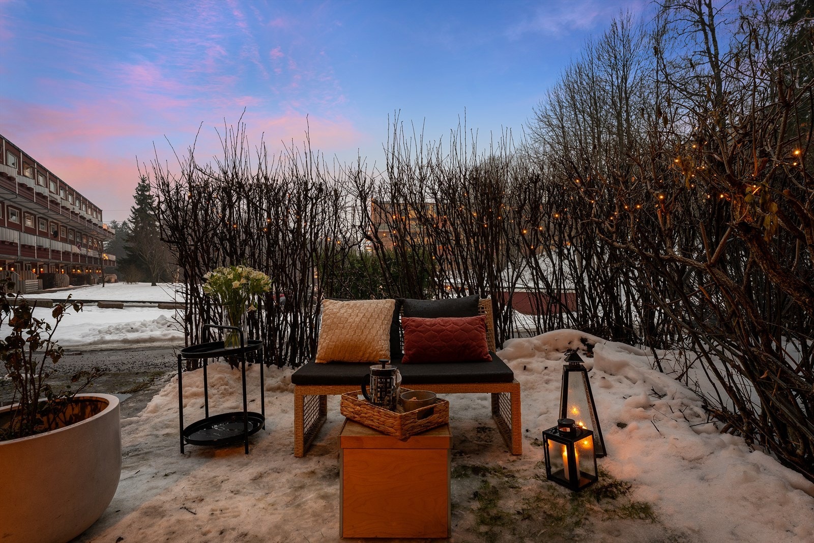 Leiligheten har en herlig uteplass med svært gode solforhold og god plass til utemøblement. Galleribilde