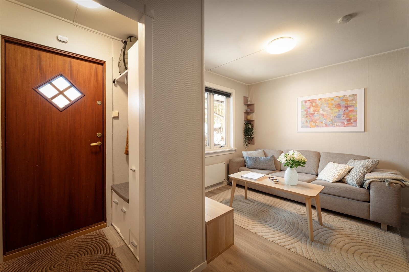 Velkommen inn! Praktisk inngangsparti med plass til å henge fra seg yttertøy og sko. Galleribilde