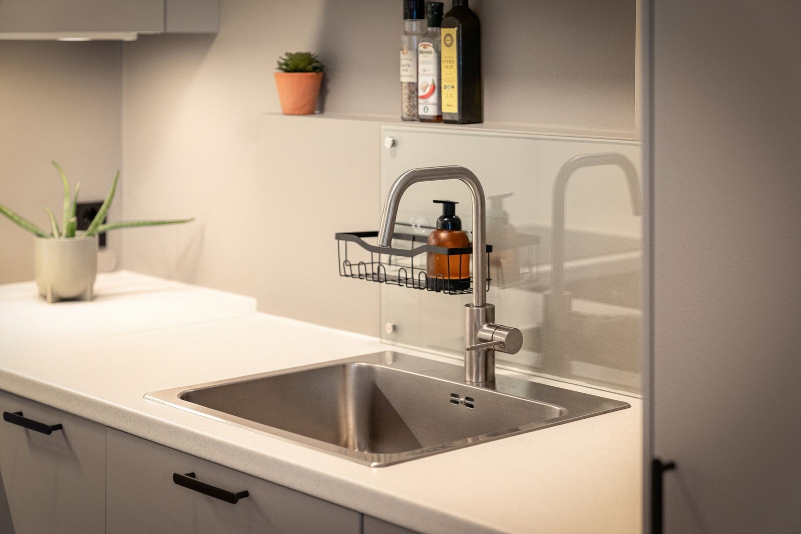 Stilrent kjøkken med gode arbeidsflater og praktisk planløsning. Galleribilde