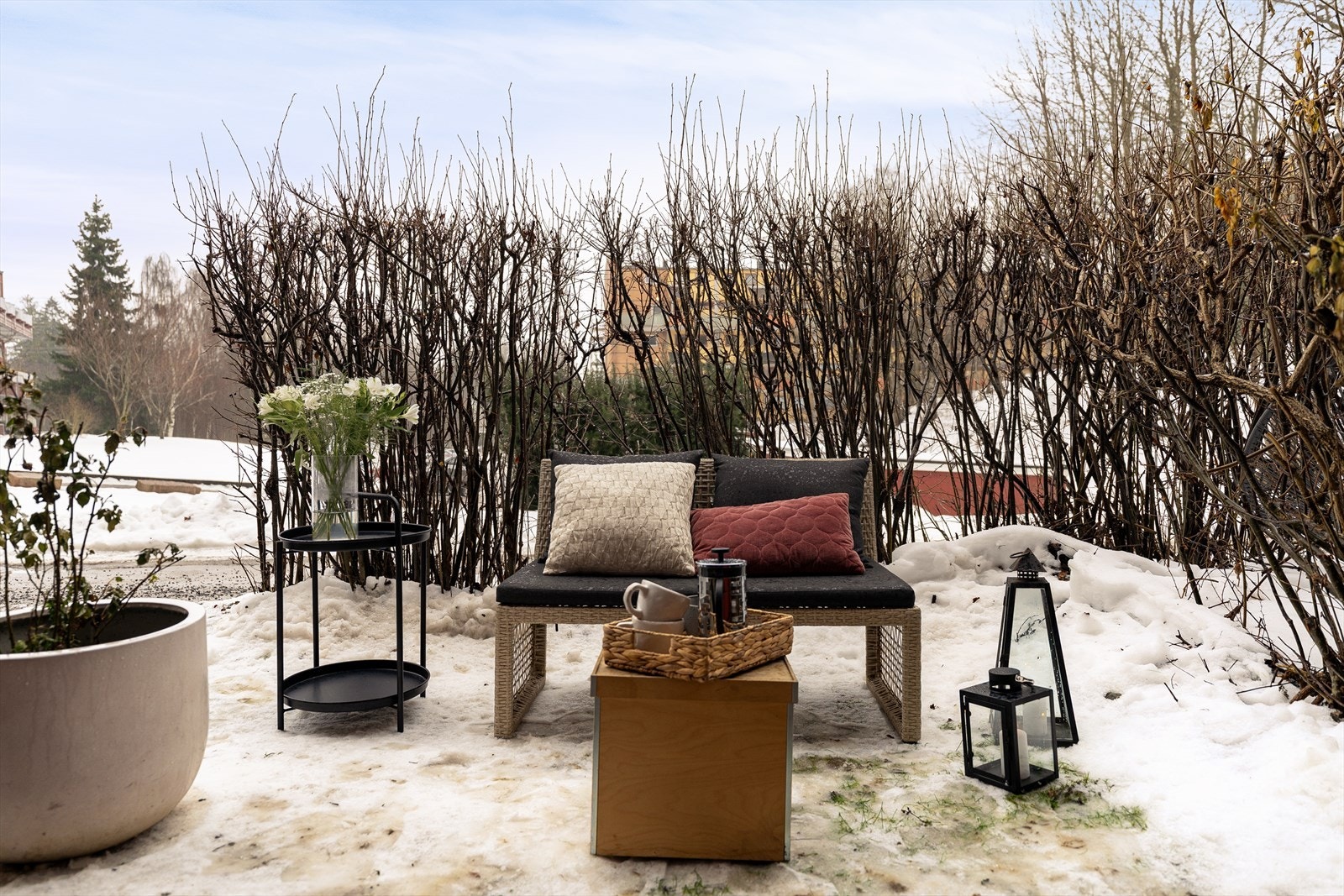 Boligen ligger i et hyggelig og frodig område, omgitt av grønne fellesarealer som inviterer til avslapning og sosiale aktiviteter. Galleribilde