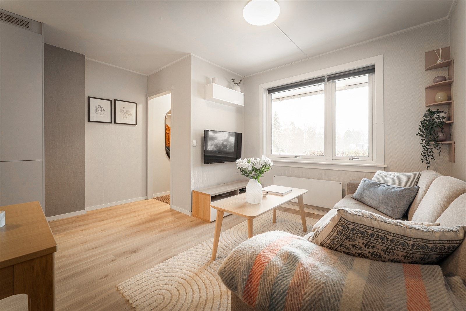 Stue med store vindusflater som skaper en lys og luftig atmosfære. Galleribilde