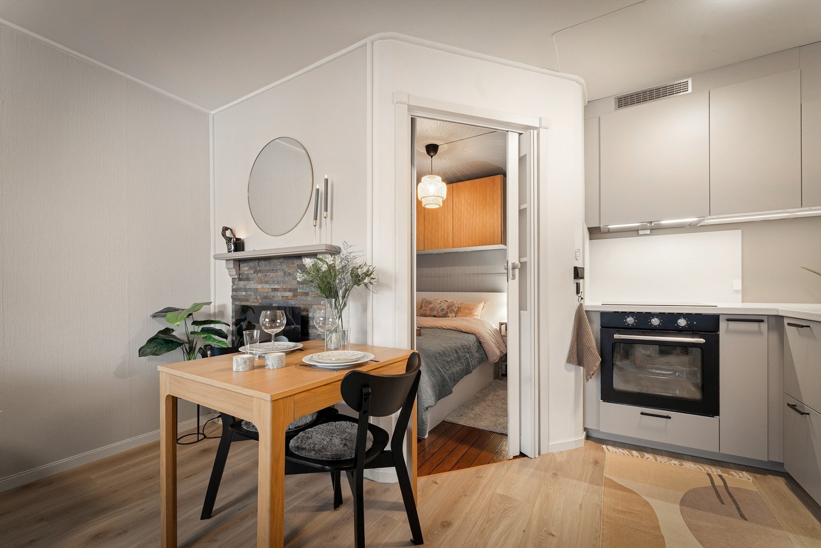 Boligen har en sømløs planløsning med naturlige møbleringssoner og en praktisk alkoveløsning. Galleribilde