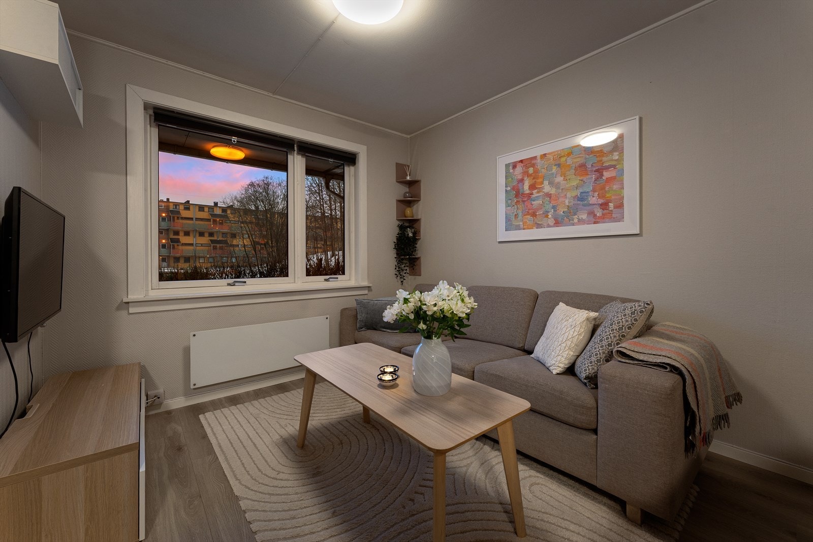 Stuen inviterer til kveldsro og avslapning etter en lang dag. Galleribilde