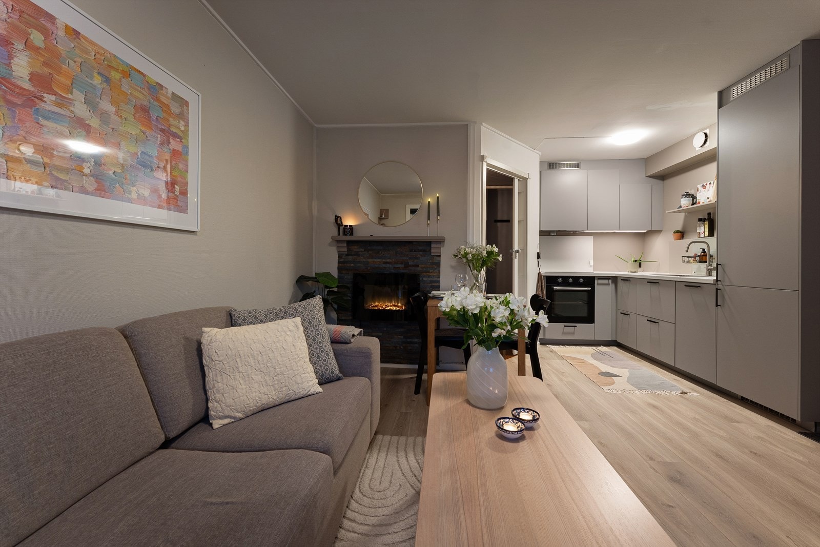 En sjarmerende elektrisk peis i stuen. Galleribilde