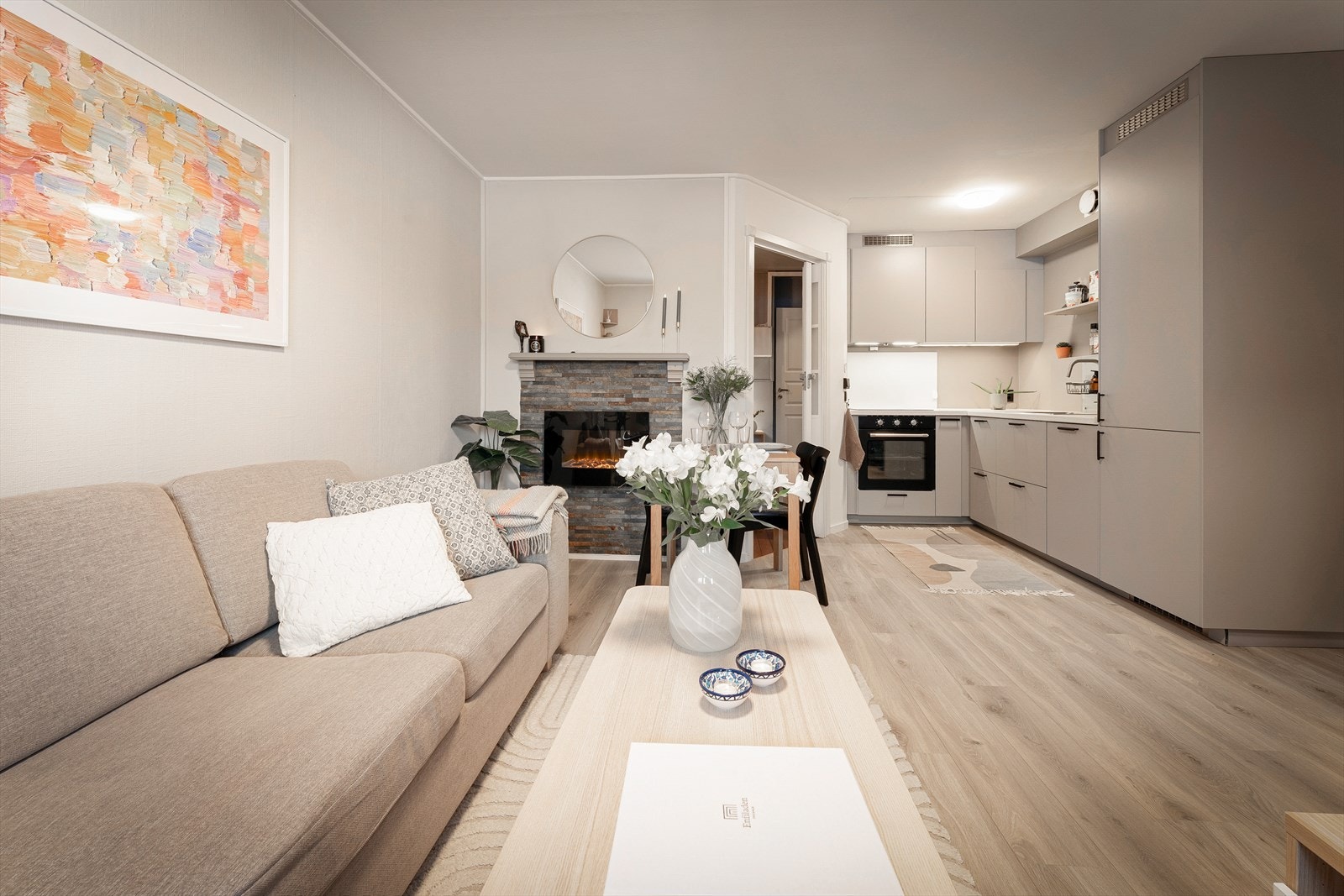 Åpen stue/kjøkkenløsning som gir god plass til både matlaging og sosialt samvær. Galleribilde