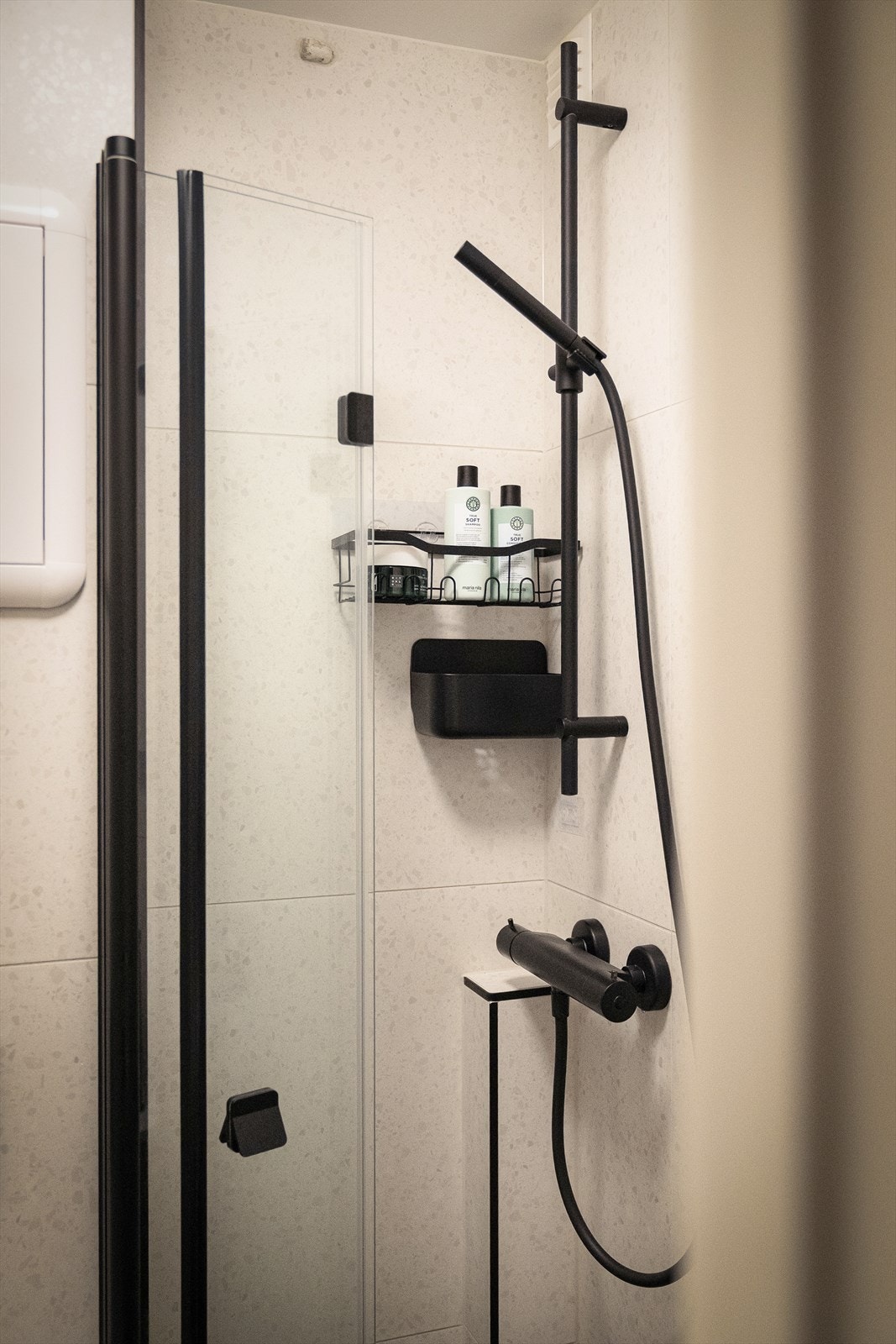 Baderommet har dusjhjørne med innfellbar glassdør. Galleribilde