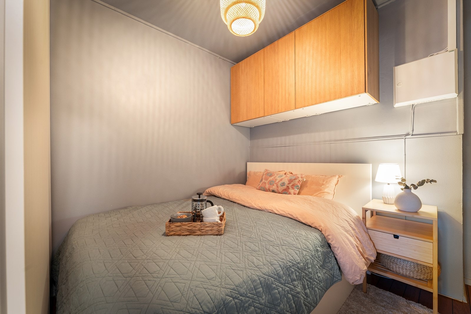 Romslig sovealkove med god plass for dobbeltseng, nattbord og garderobeløsninger. Galleribilde