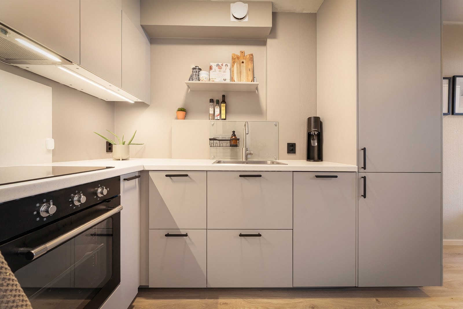 Nytt, lekkert kjøkken fra 2024 med gjennomført design og gode arbeidsflater. Galleribilde