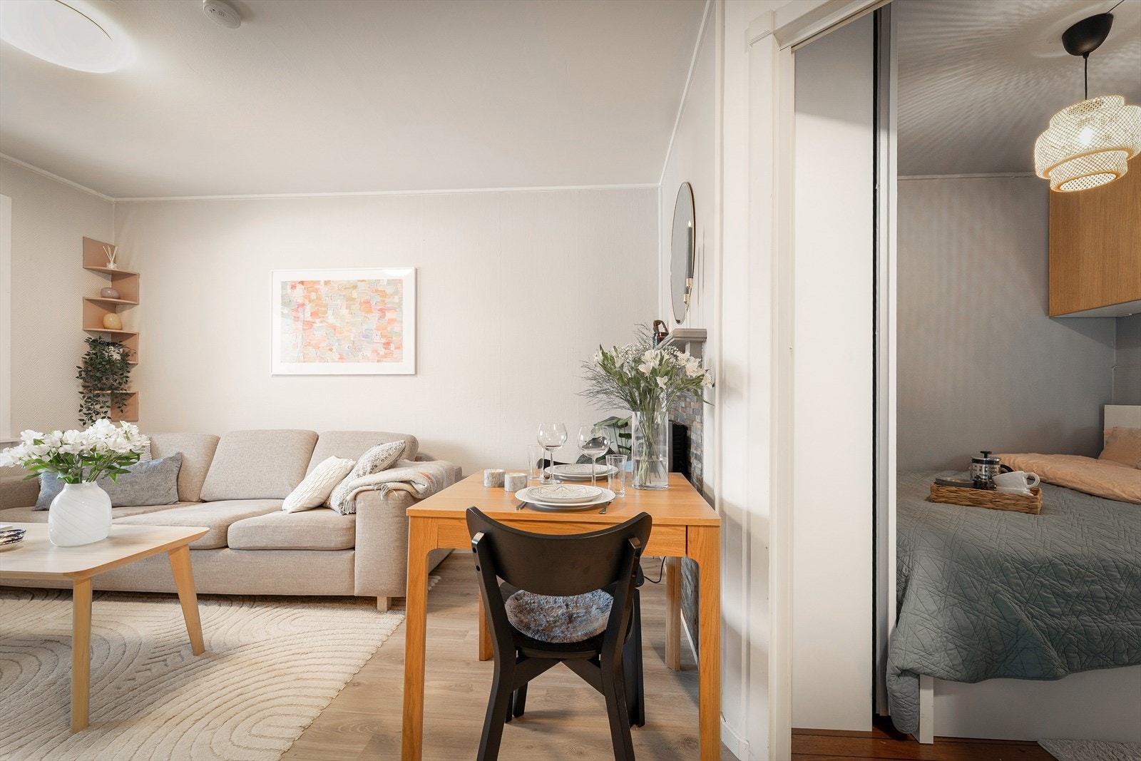 Her har du plass til å invitere over gjester til et hyggelig måltid! Galleribilde