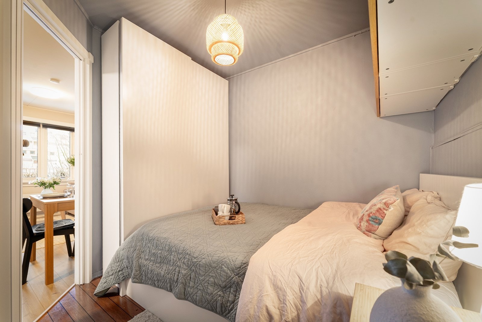 Alkoven har god oppbevaringsplass, og medfølgende sengen har praktisk lagringsplass under. Galleribilde