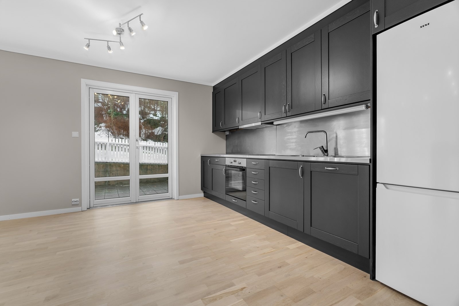 Utgang til hellelagt uteplass Galleribilde