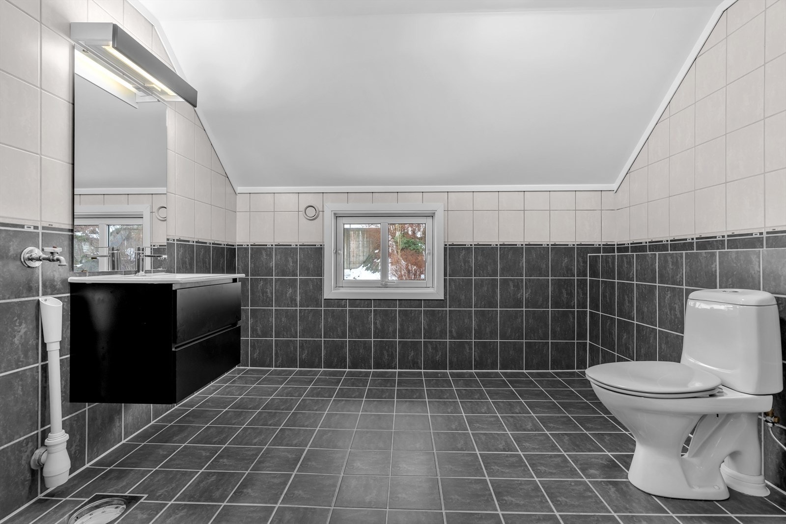 Romslig bad/vaskerom Galleribilde