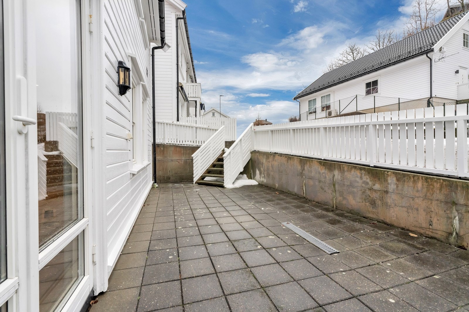 Uteplass med utgang fra stue/kjøkken Galleribilde