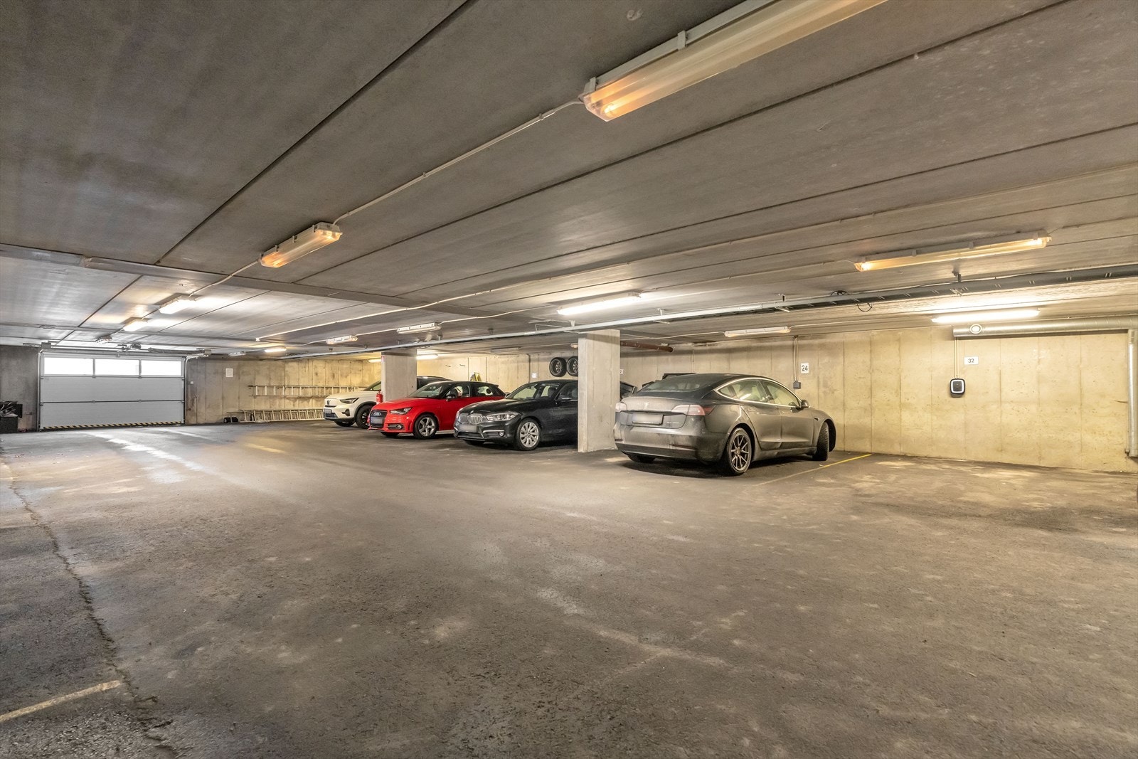 El-bil lader er montert i garasjekjeller Galleribilde