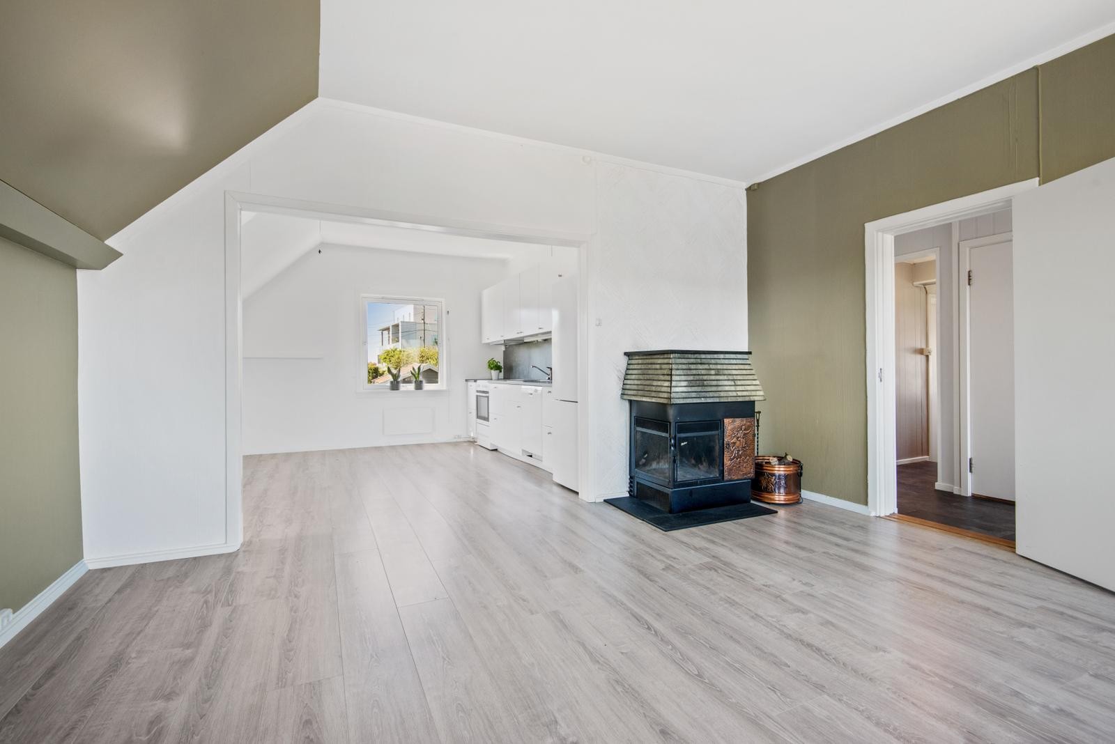 Åpen kjøkkenløsning. Kjøkkenet er utstyrt med oppvaskmaskin, komfyr og kombiskap. Galleribilde