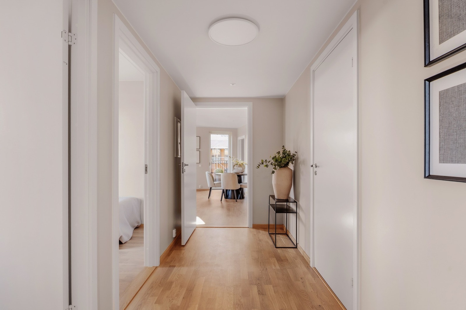 Entréen har god plass til oppheng av yttertøyet. Galleribilde