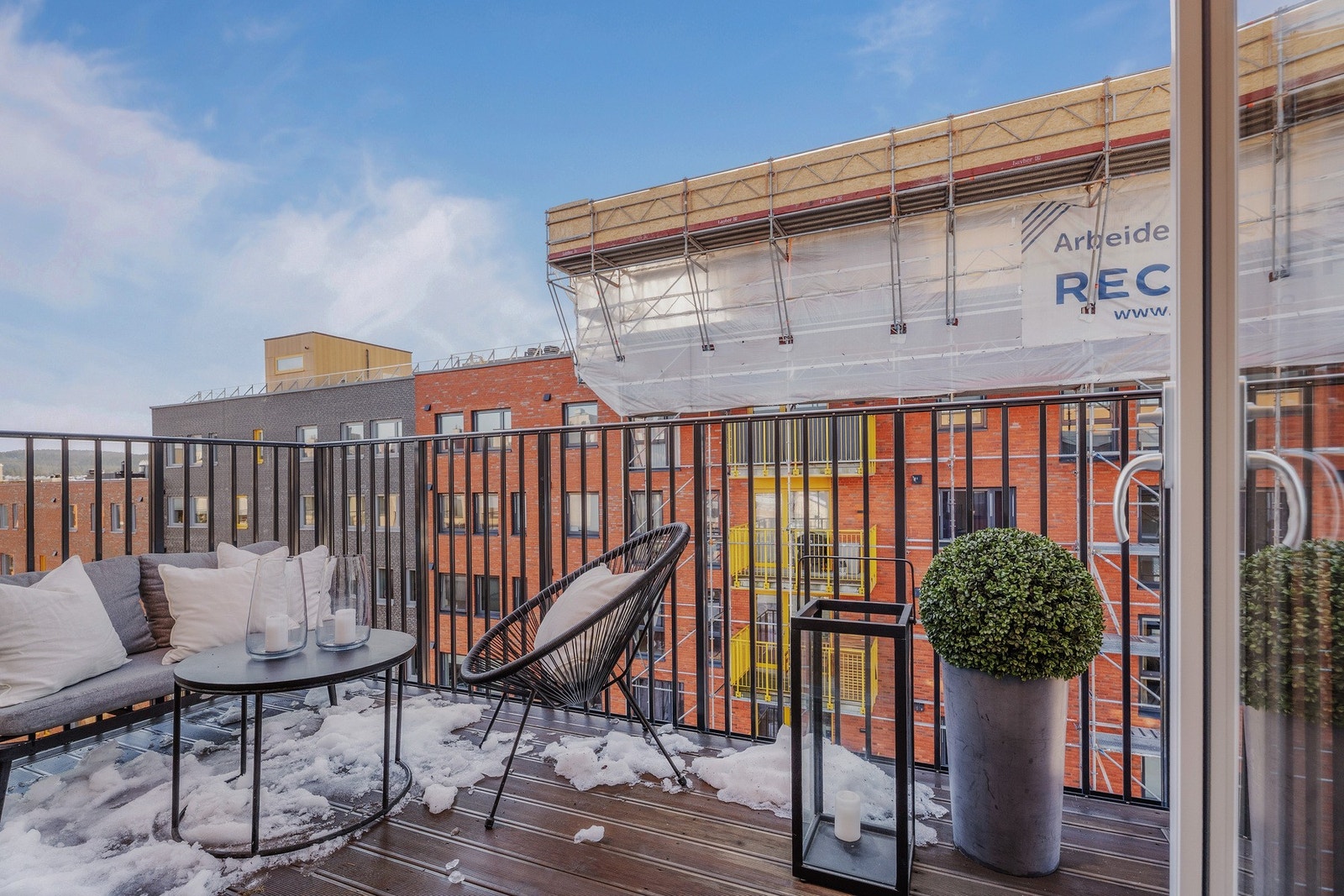 Her er det god plass til utemøbler, og balkongen blir en herlig forlengelse av stuen på varme sommerdager. Galleribilde