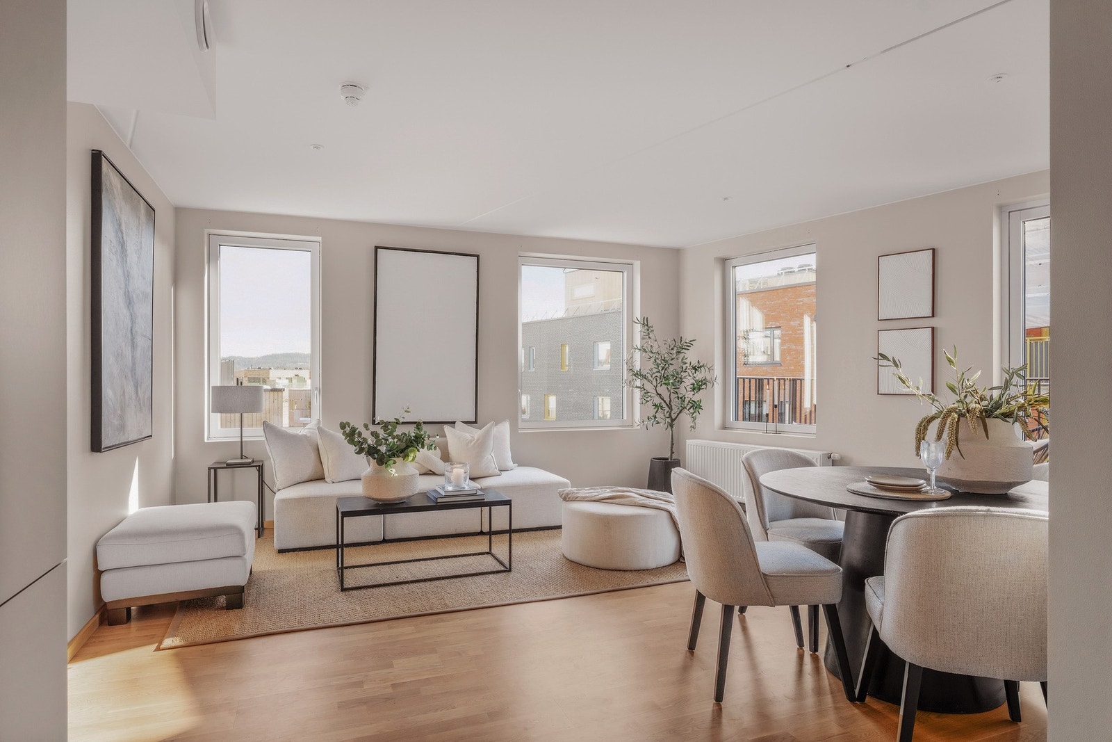 Stuen er et innbyende og lyst rom med lekker parkett på gulv. Parketten går igjen i samtlige rom i boligen (med unntak av bad). Galleribilde