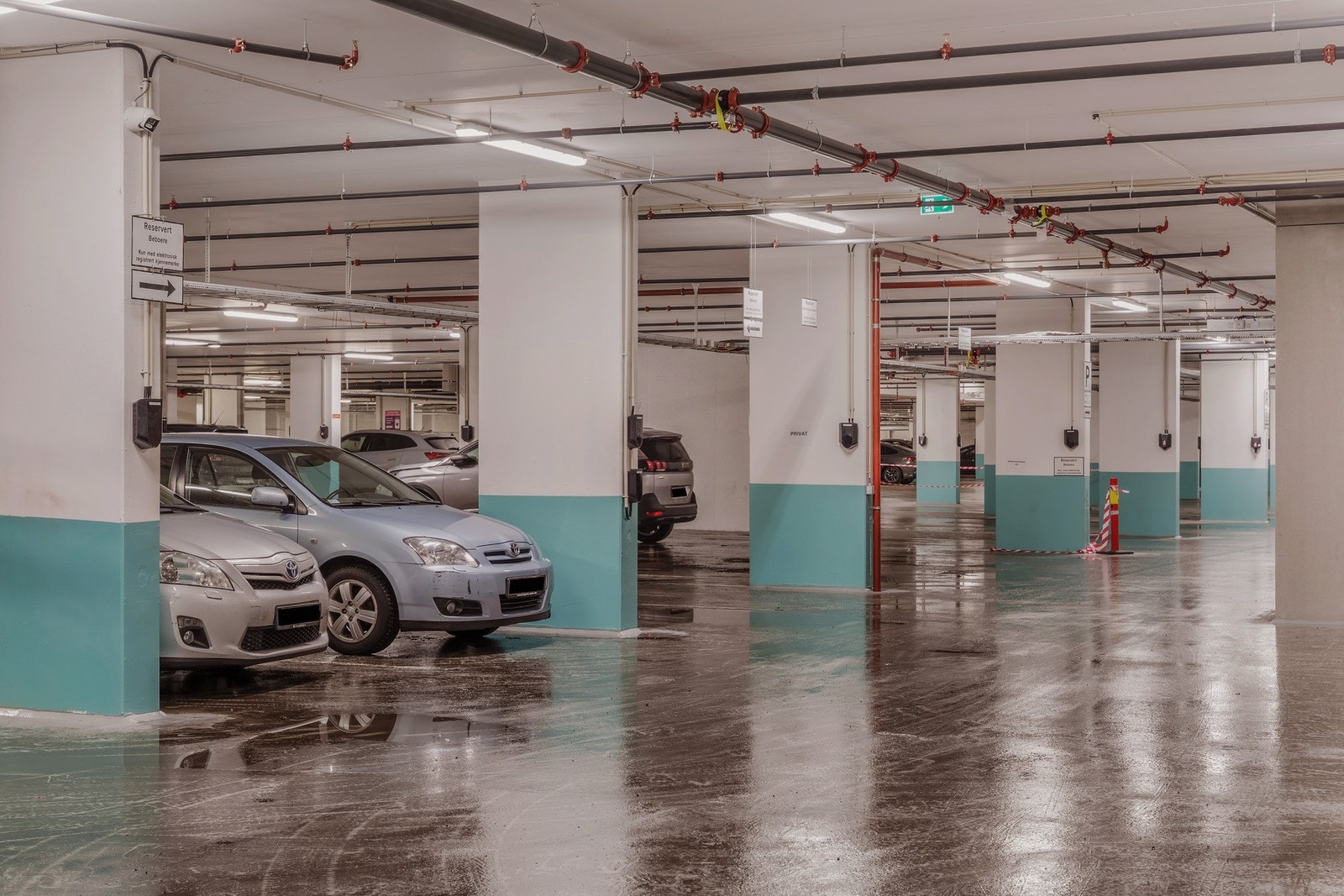 En garasjeplass medfølger. Mulighet for kjøp av ekstra garasjeplass for kr 180.000,- Galleribilde