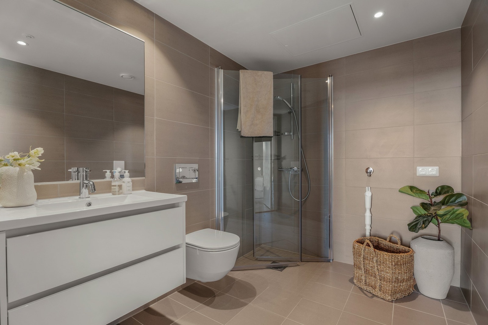 Boligen har et lekkert, flislagt bad fra byggeåret som er svært romslig. Galleribilde