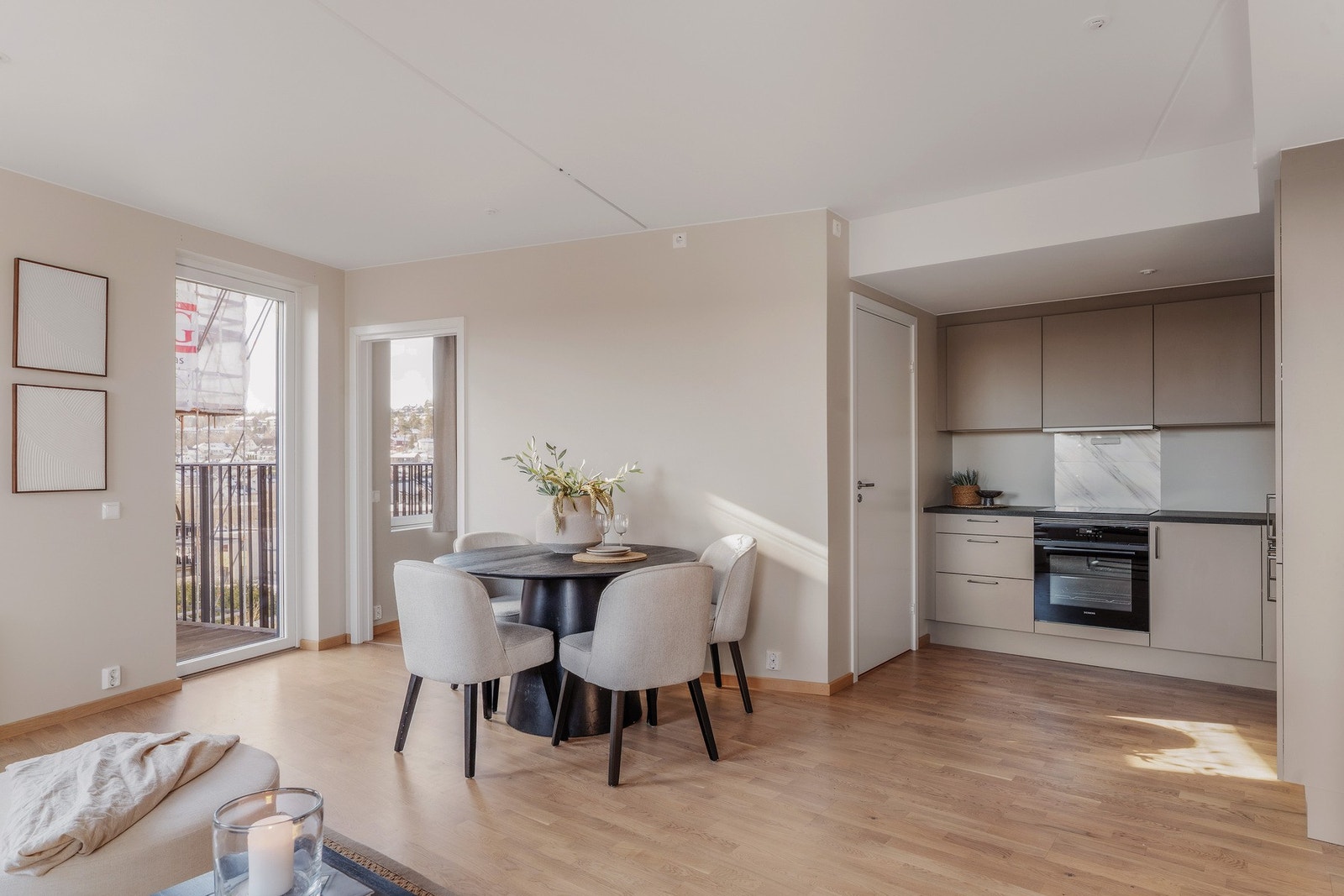 Fra stuen kan du tre direkte ut på en romslig balkong på 8 kvm. Galleribilde