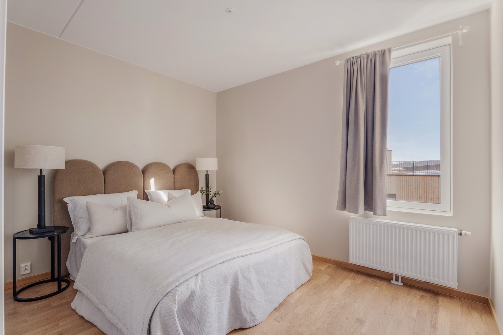 Hovedsoverommet er av god størrelse med plass til dobbeltseng og nattbord. Galleribilde