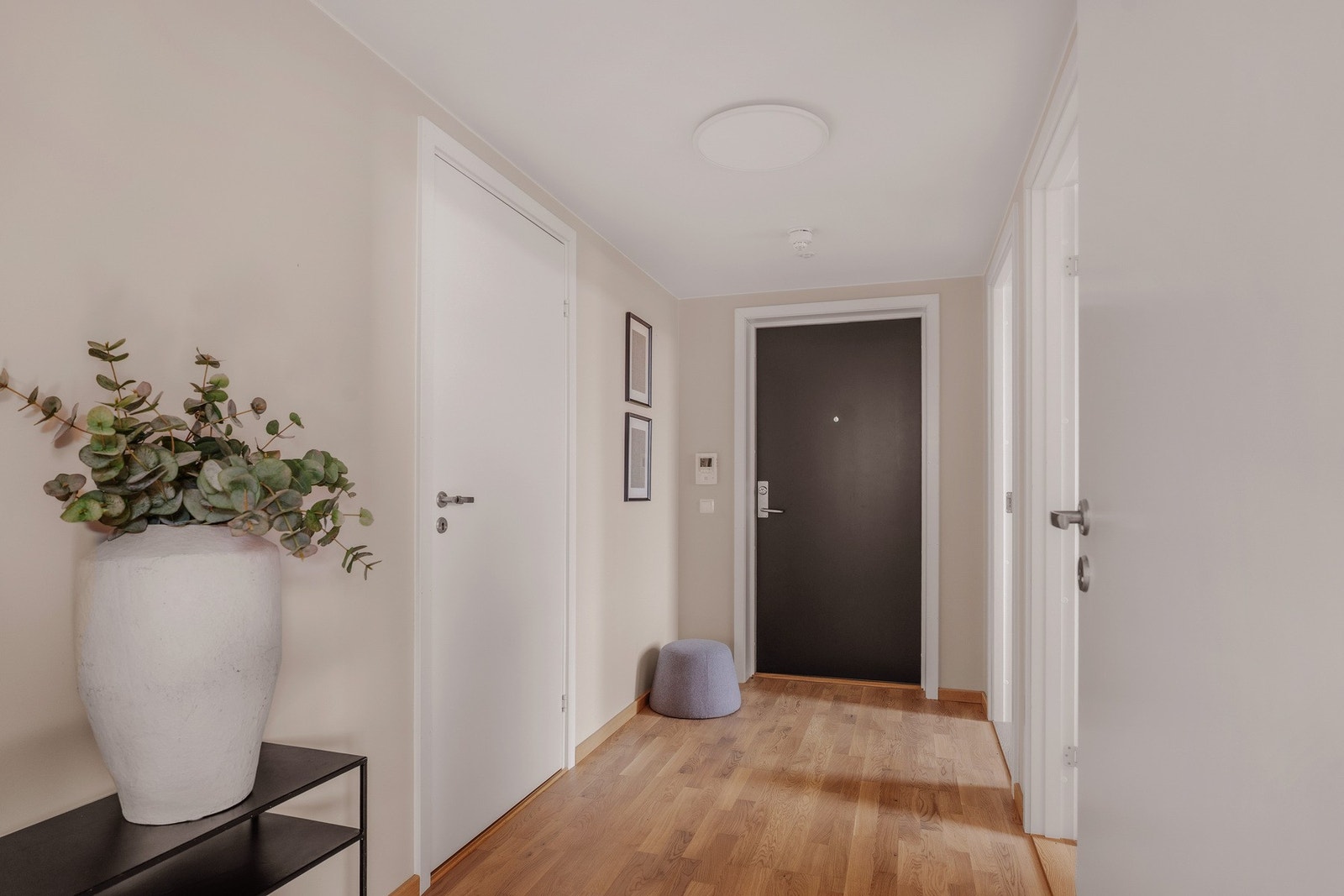 Boligen har flott internbeliggenhet i 7.etg og du kan ta heisen til alle plan. Galleribilde